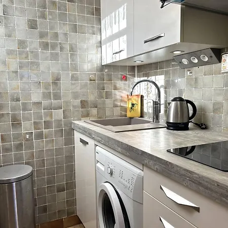 Calme Avec Climatisation, Terrasse Et Parking Au Lavandou - Fr-1-251-856 * Le Lavandou